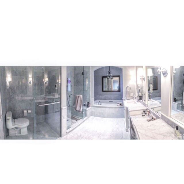 This beautiful his-and-hers white marble bathroom is now a little more private with the Frost film we added to the toilet area glazings. A cherry on top!
Swipe through to see before and after photos.
🚽🌫👀🛁👌🏼🍒🔝